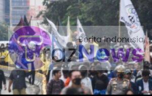 Kapolsek Gambir Terinjak-Injak Massa Pendemo Saat Kericuhan Di Patung Kuda.