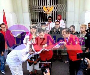 MANTAN KAPOLDA JABAR ANTON CHARLIYAN BESERTA SELURUH PESERTA UPACARA PERINGATAN HARI LAHIR PANCASILA DI GEDUNG MERDEKA BANDUNG, TIDAK KUASA MENITIKAN AIR MATA SAAT MENCIUM BENDERA MERAH PUTIH.