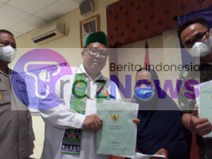 Aspem Pemkot Jakut dan Kepala BPN Bagikan Sertifikat PTSL