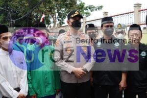 Polres Metro Jakarta Barat Melakukan Bagi Bagi Beras Kepada Masyarakat