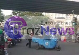 Personel satuan samapta Polres Metro Jakarta Barat sigap membantu sebuah kendaraan Bajaj mengalami mogok di Traffic Light green garden