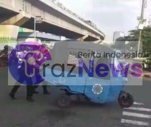 Personel satuan samapta Polres Metro Jakarta Barat sigap membantu sebuah kendaraan Bajaj mengalami mogok di Traffic Light green garden