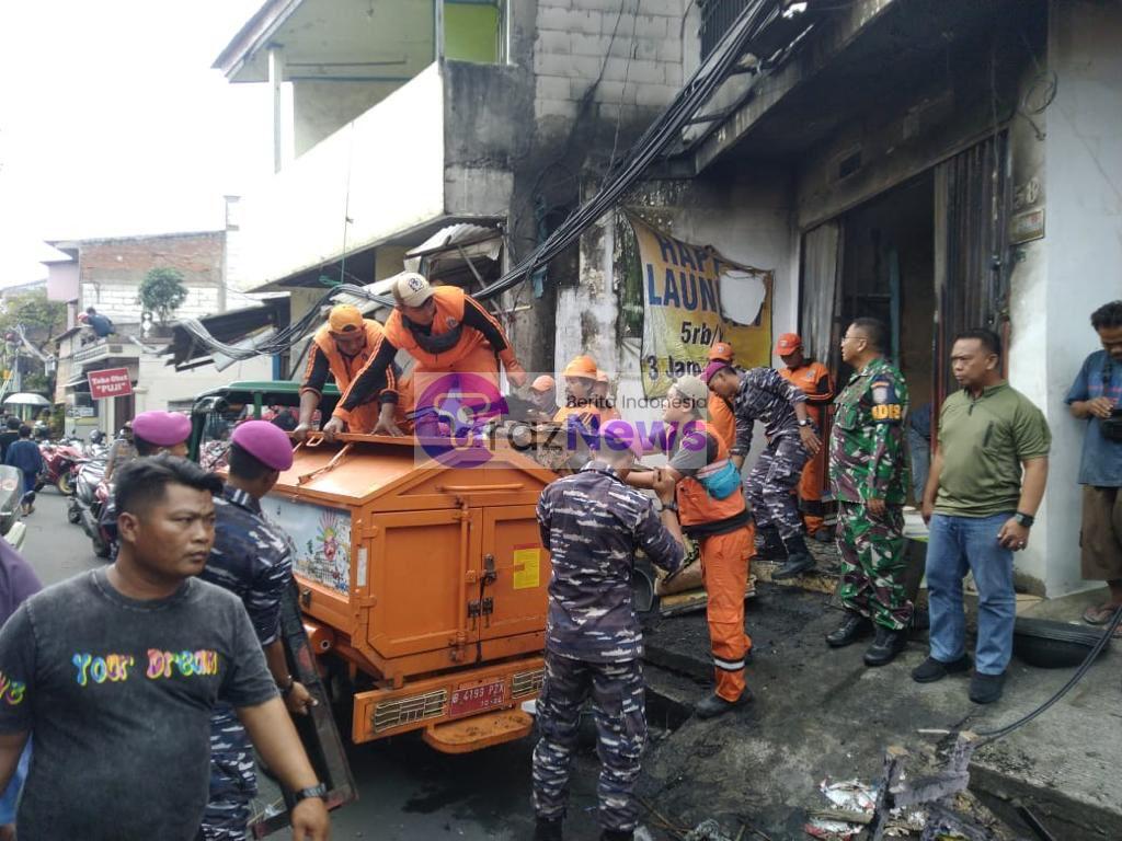 LANTAMAL III TERJUNKAN TIM SATGAS BENCANA KE LOKASI KEBAKARAN PLUMPANG JAKARTA UTARA