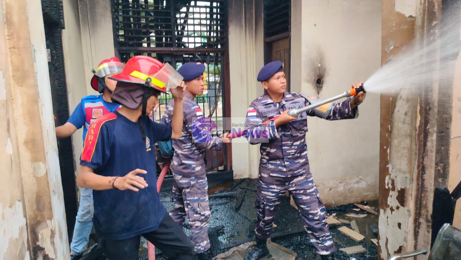 Pos TNI AL Tanjung Datuk Bantu Upaya Pemadaman Kebakaran di RSUD Puri Husada Tembilahan