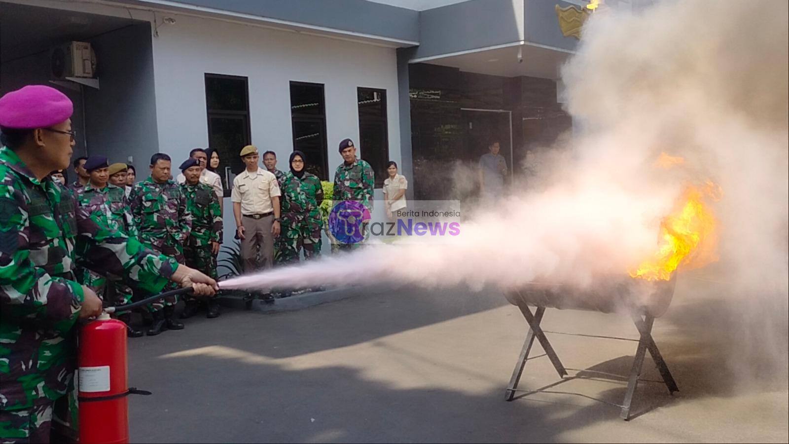 Cegah Kebakaran, Personel Lanal Bandung Latihan Pemadam Kebakaran