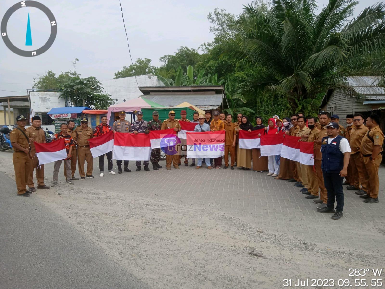 Berbintang Lanal TBA Bagikan Bendera Merah Putih Kepada Elemen Masyarakat Pesisir