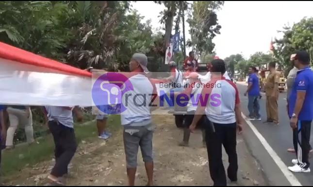 Pemerintah Desa Klatakan Kecamatan Tanggul Jember kibarkan Bendera sepanjang 3200 meter tridisi tahunan menjelang HUT kemerdekaan Indonesia