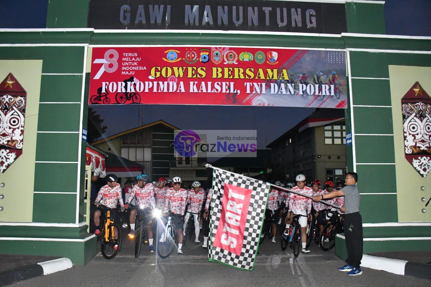 Pembentangan Bendera Merah Putih Oleh TNI-Polri dan Forkopimda Kalsel di Pantai Batakan Baru