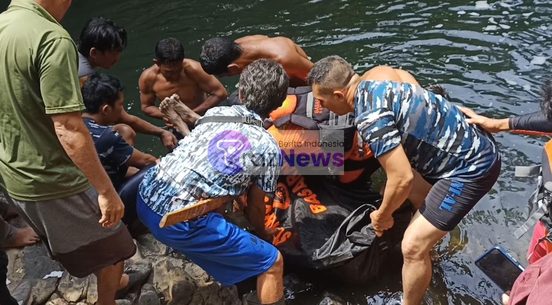 Korban Hanyut Di Sungai Berhasil Ditemukan Penyelam TNI AL Yang Tergabung Dalam Tim Rescue Unit Siaga SAR