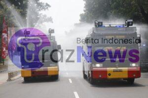 Kurangi Dampak Polusi Udara, Polda Metro Jaya Kerahkan 4 Mobil Water Cannon Semprot Jalan Protokol