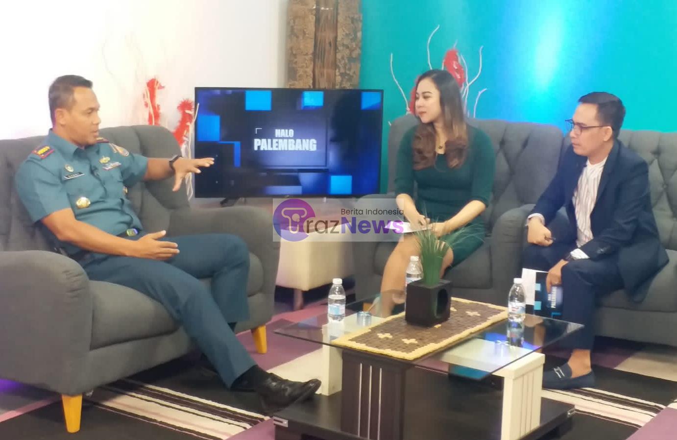 Danlanal Palembang Kolonel Laut (P) Sandy Kurniawan Sebagai Bintang Tamu Talk Show Dalam Acara Halo Palembang di Stasiun PAL TV