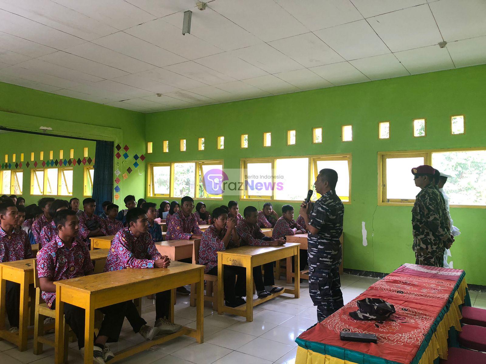 Tumbuhkan Semangat Generasi Muda, Lanal Bengkulu Sosialisasikan Wawasan Bela Negara dan Pendaftaran TNI AL di Pulau Terluar Enggano