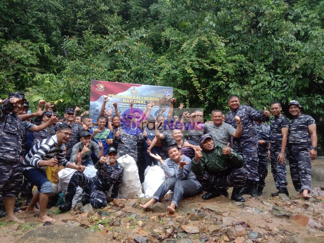 Prajurit Lanal Sibolga dan Masyarakat Tapanuli Tengah Bersihkan Sampah Di Sungai Aek Martolu Desa Rampah