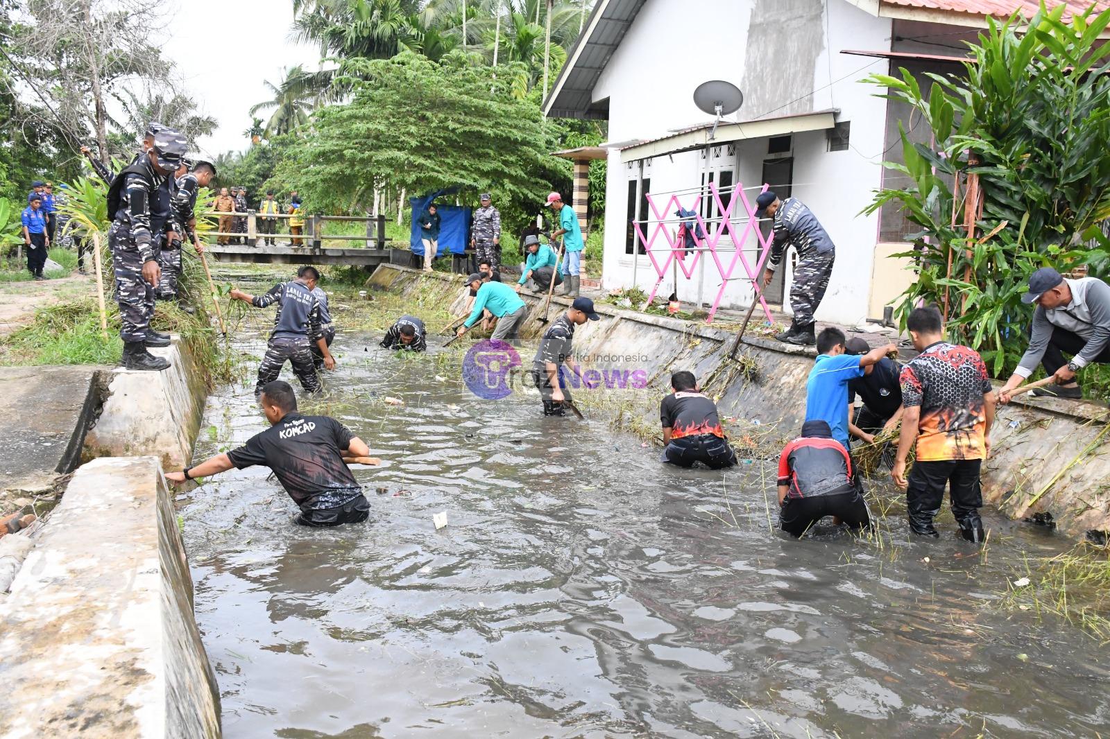 Rayakan HUT Ke-78 TNI Angkatan Laut, Lanal TBA Gelar Program Kali Bersih  Dukung Pemerintah Daerah