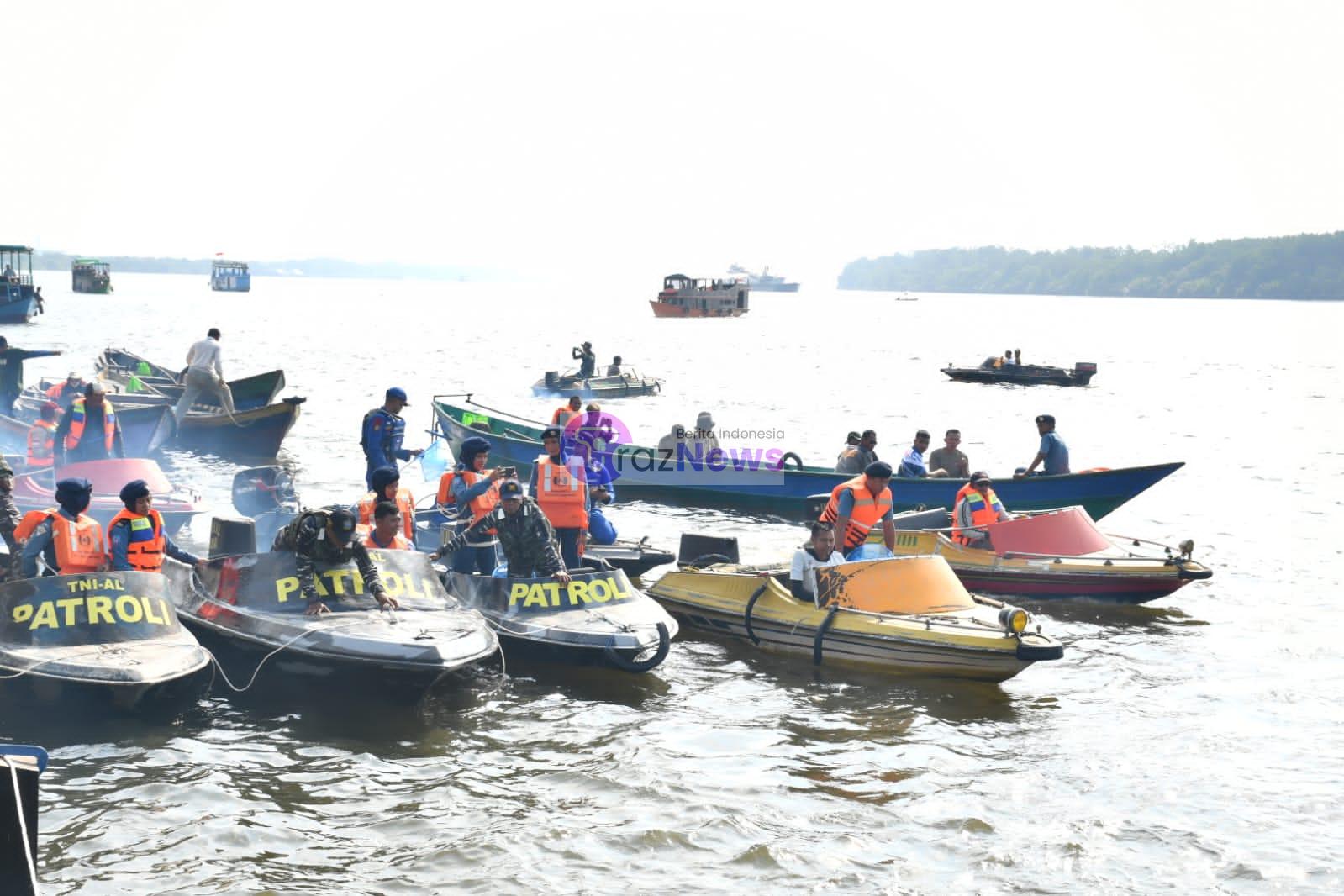 Sambut Hari Jadi Ke-78 TNI Angkatan Laut, Lanal Banjarmasin Gelar Program Kali Bersih Serentak di Kumai