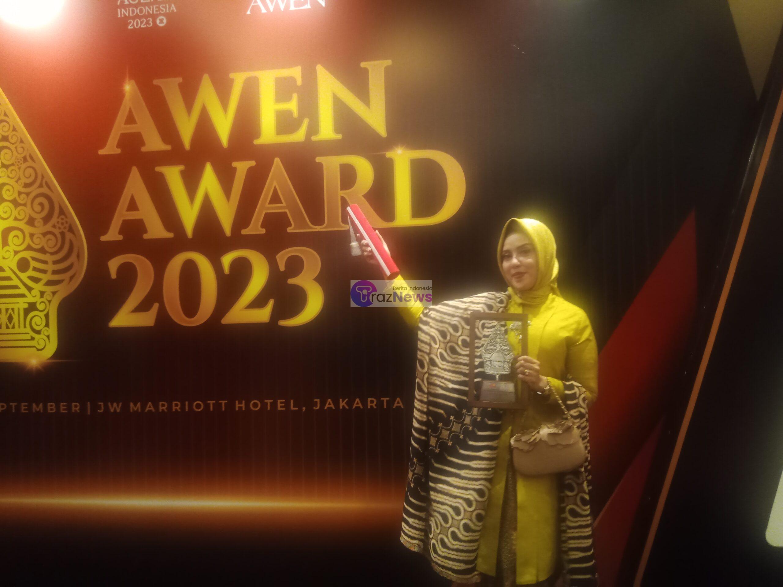 Penggiat dan Pengusaha Batik Riana Kesuma Terima Penghargaan AWEN Award 2023