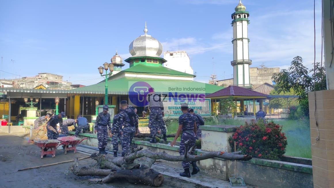 Jalin Kerukunan Antar Umat Beragama, TNI AL Lanal TBA Adakan Pembersihan Masjid Raya Kota Tanjungbalai     