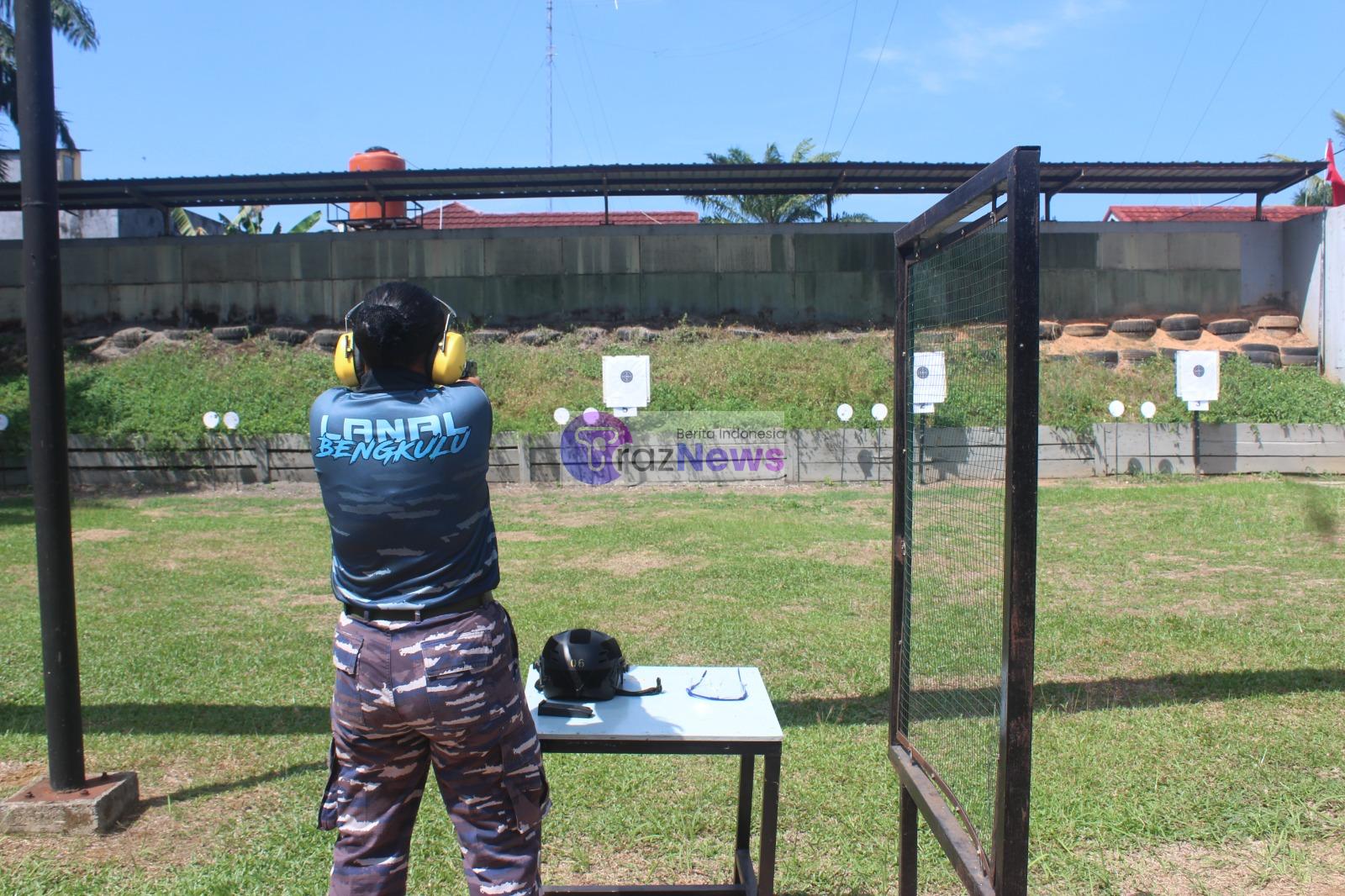 Kowal Lanal Bengkulu Laksanakan Menembak Pistol di Lapangan Tembak Indoor Lanal Bengkulu