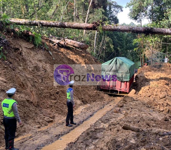 Jalur Liwa-Krui Kembali Longsor, Sat Lantas Polres Lampung Barat Himbau Pengguna Jalan Berhati-hati
