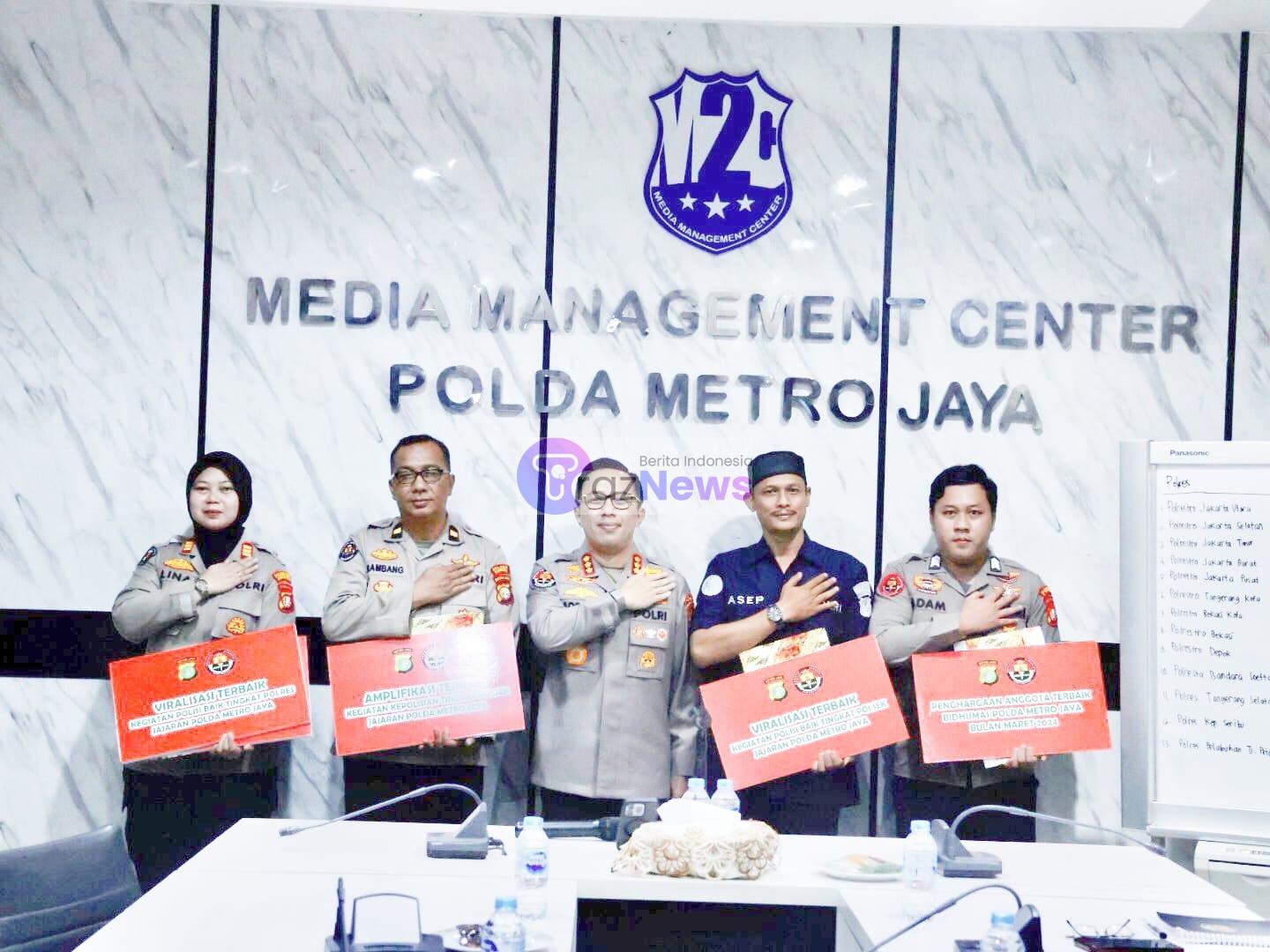 Kabid Humas Polda Metro Jaya Beri Penghargaan Kepada Kasi Humas Dan Personel Berprestasi