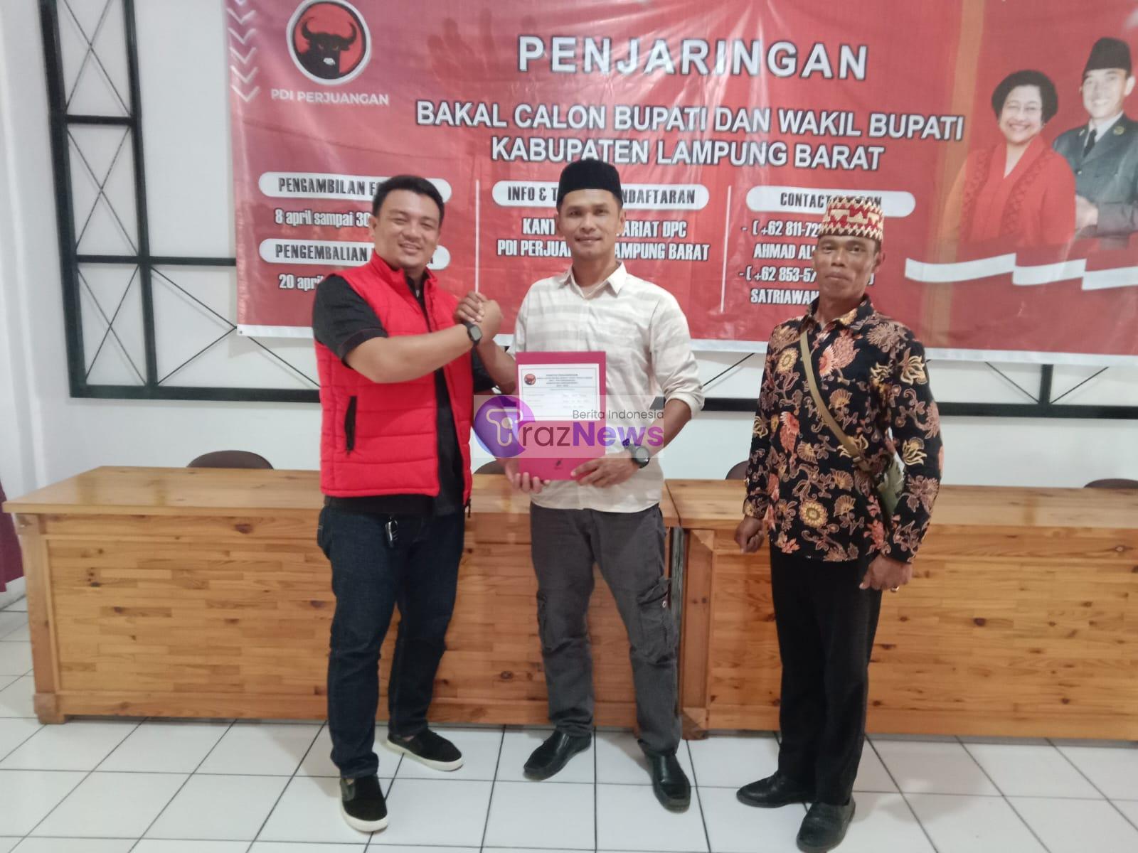 Agung Imam Prasetiyo Ambil Berkas Penjaringan Bakal Calon (Balon) Wakil Bupati (Wabup) Di kantor PDI Perjuangan Lampung Barat .