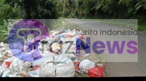 Waduhh!!! Tumpukan Sampah Di Jalan Lintas Sumber Jaya Kebun Tebu, Kerap Bergeser Ke Tengah Jalan.
