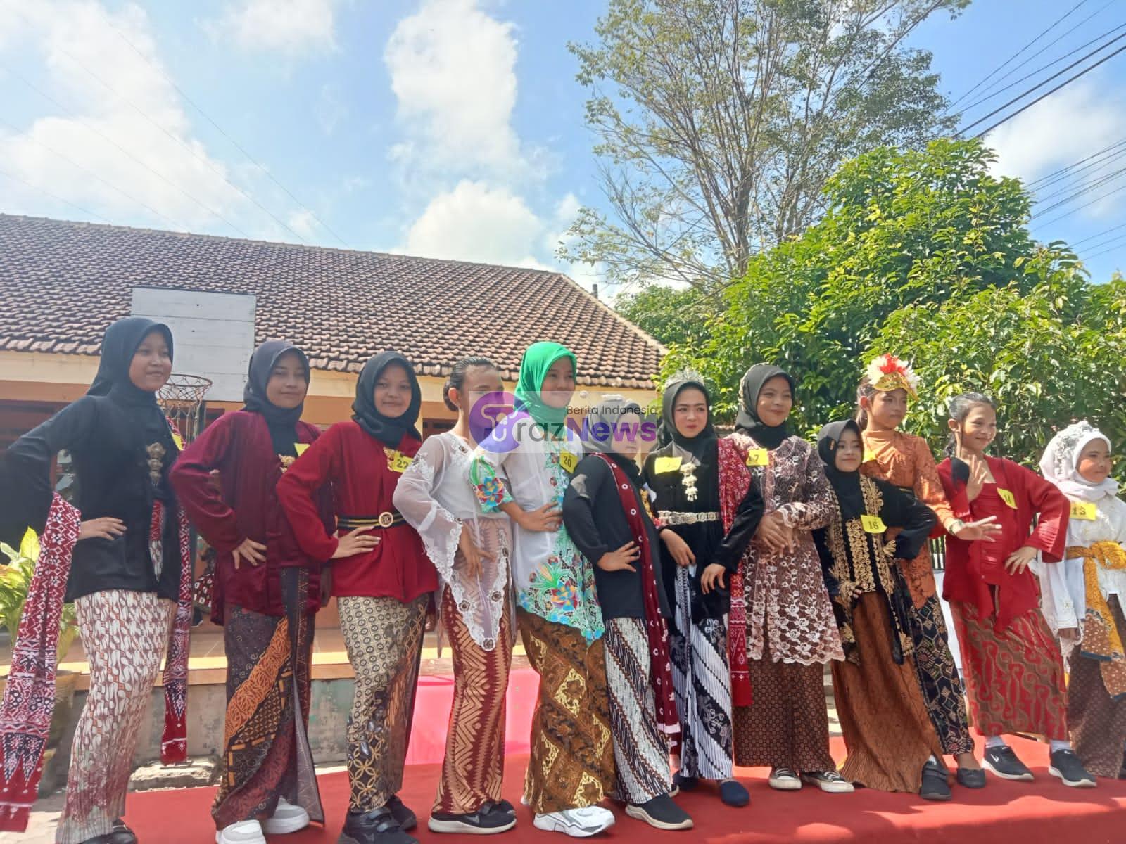 Ramaikan peringatan Hari Pendidikan Nasional 2 mei 2024,SDN 01 Gambirono Kecamatan Bangsalsari adakan lomba fashion show bagi siswa