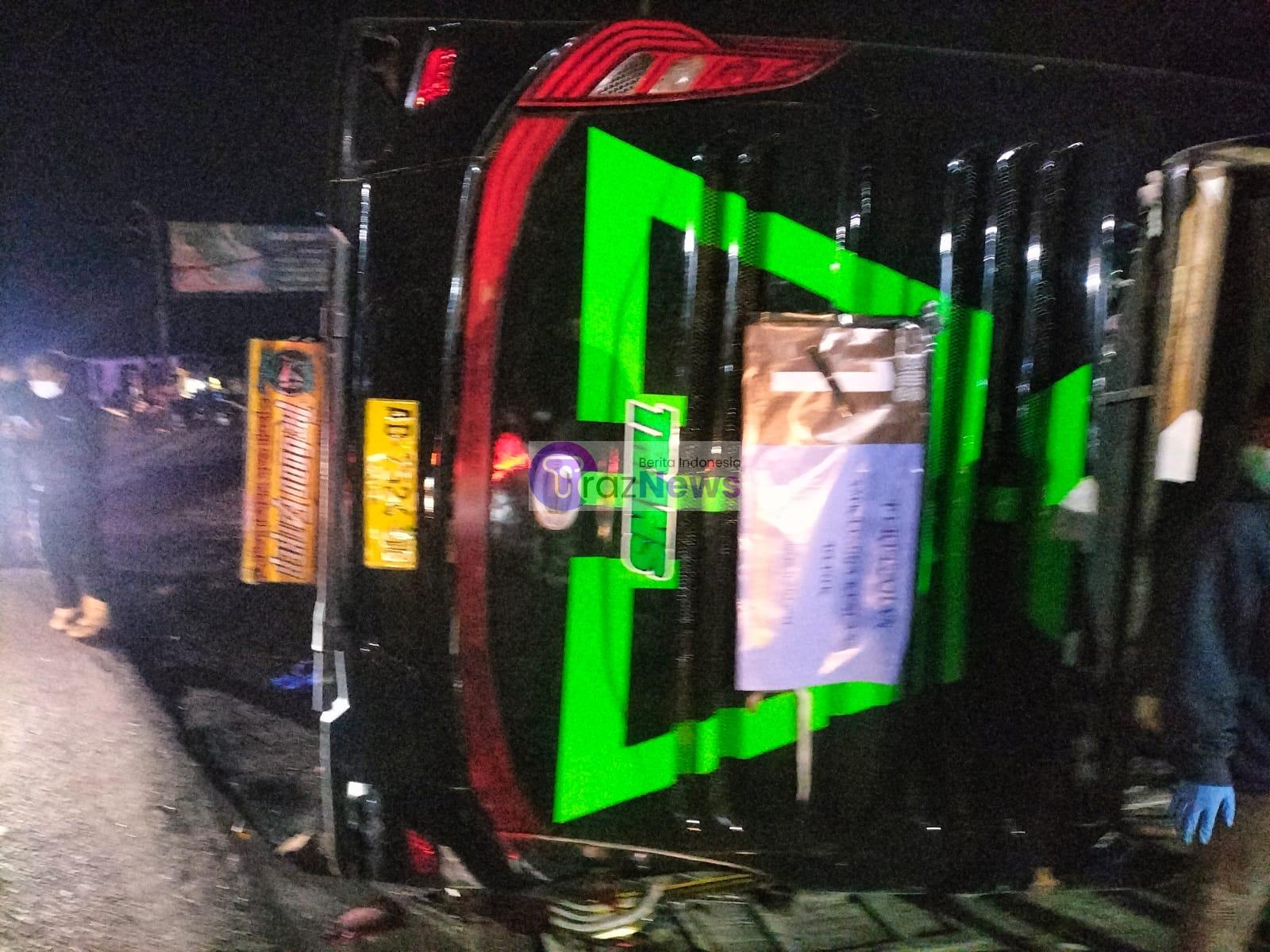 Bus Wisata Angkut Siswa SMK Lingga Kencana Depok Kecelakaan  Di  Ciater, Subang, Jawa Barat.
