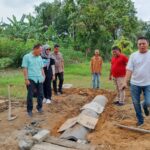 Bersama Warga, Qudrotul-Hankam Gerak Cepat Ikut Gotong Royong Bantu Perbaiki Gorong-Gorong di Menggala