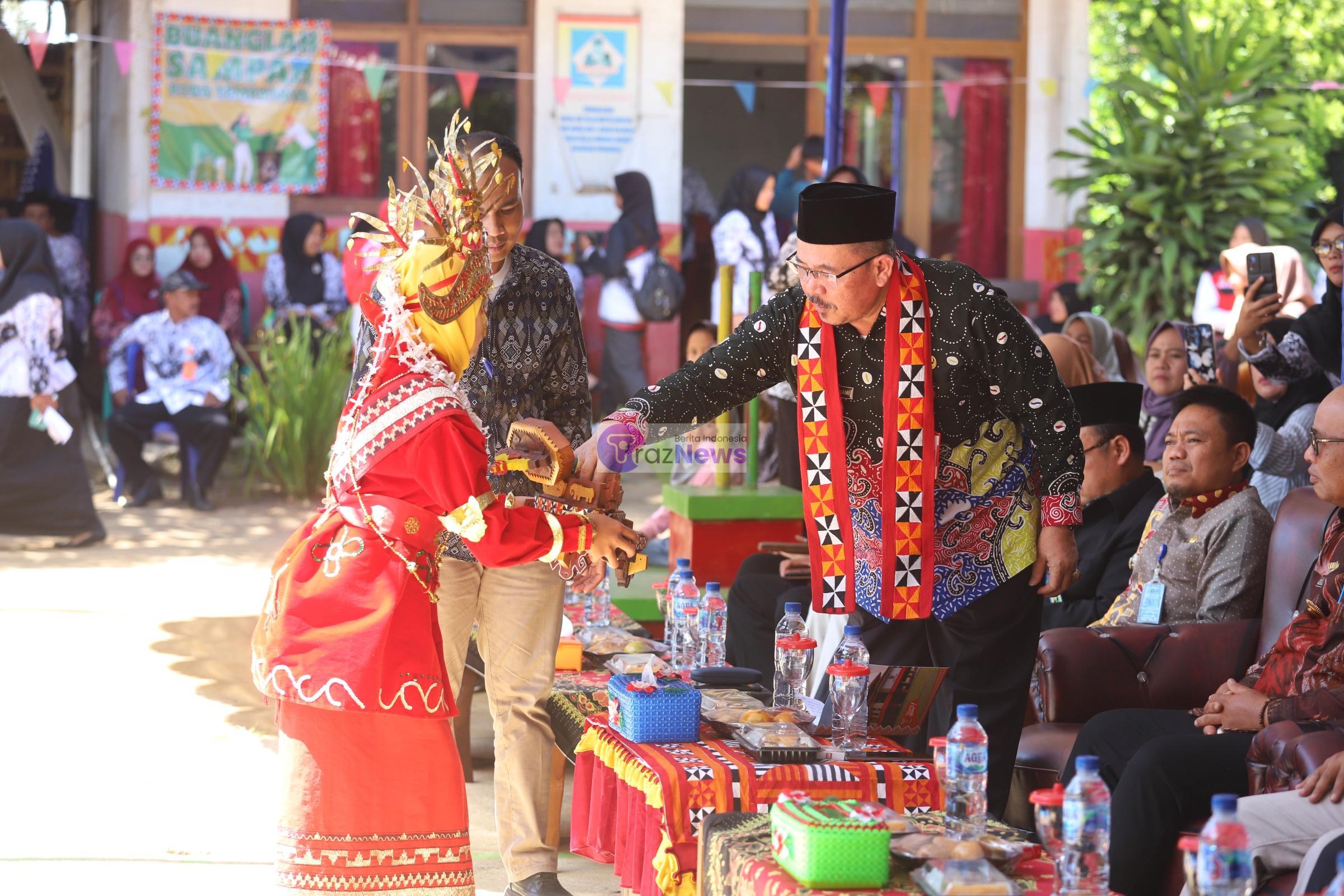 Ribuan Siswa SD, SMP Sederajat Terima Segam Gratis Dari Pemerintah Kabupaten Lampung Barat.