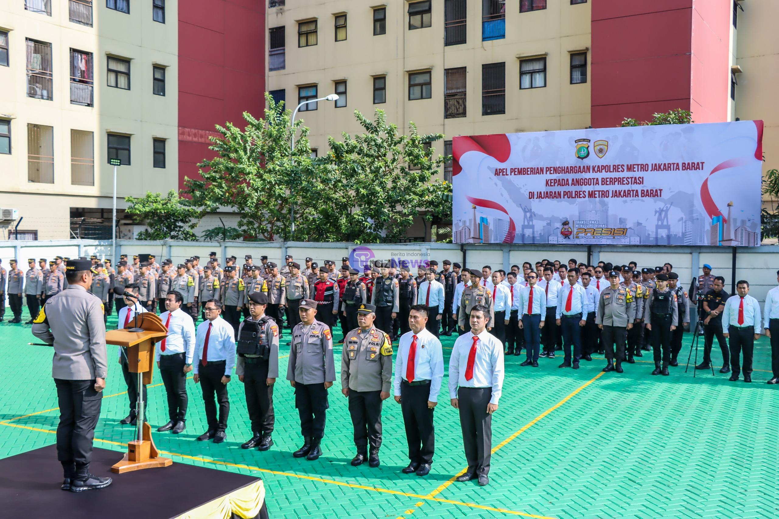 Atas Dedikasi Dan Prestasi, Kapolres Metro Jakarta Barat Beri Penghargaan kepada 62 Personel