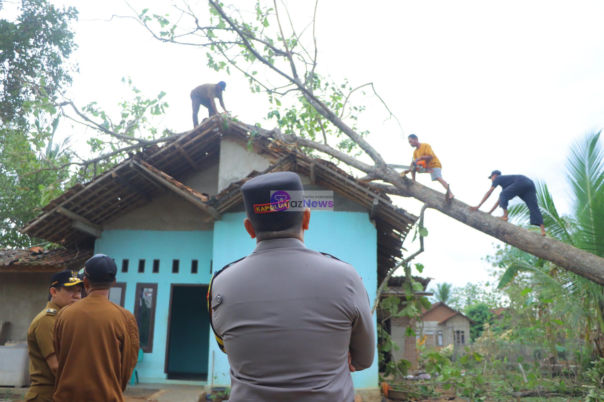 Tinjau Lokasi Bencana Angin Kencang di Sukoharjo Pringsewu, Kapolda Berikan Tali Asih