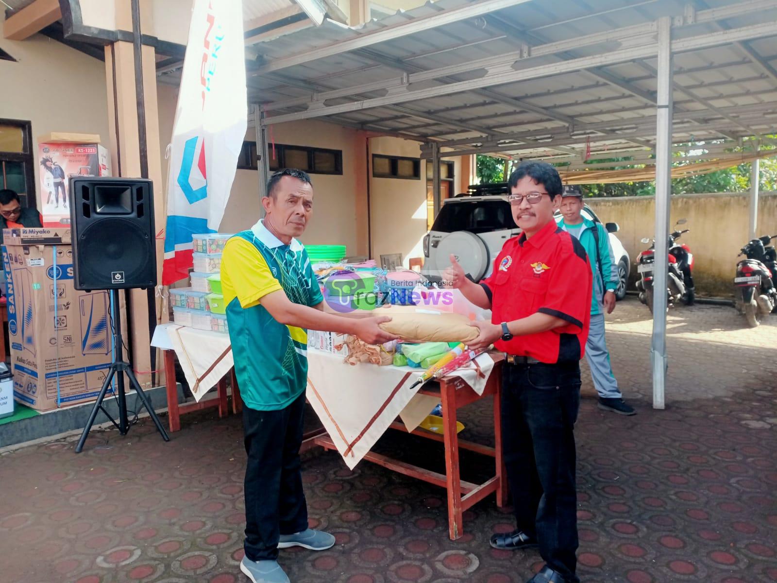 HUT KE-79 PGRI, DPC GARUT SUMBANG HADIAH JALAN SEHAT