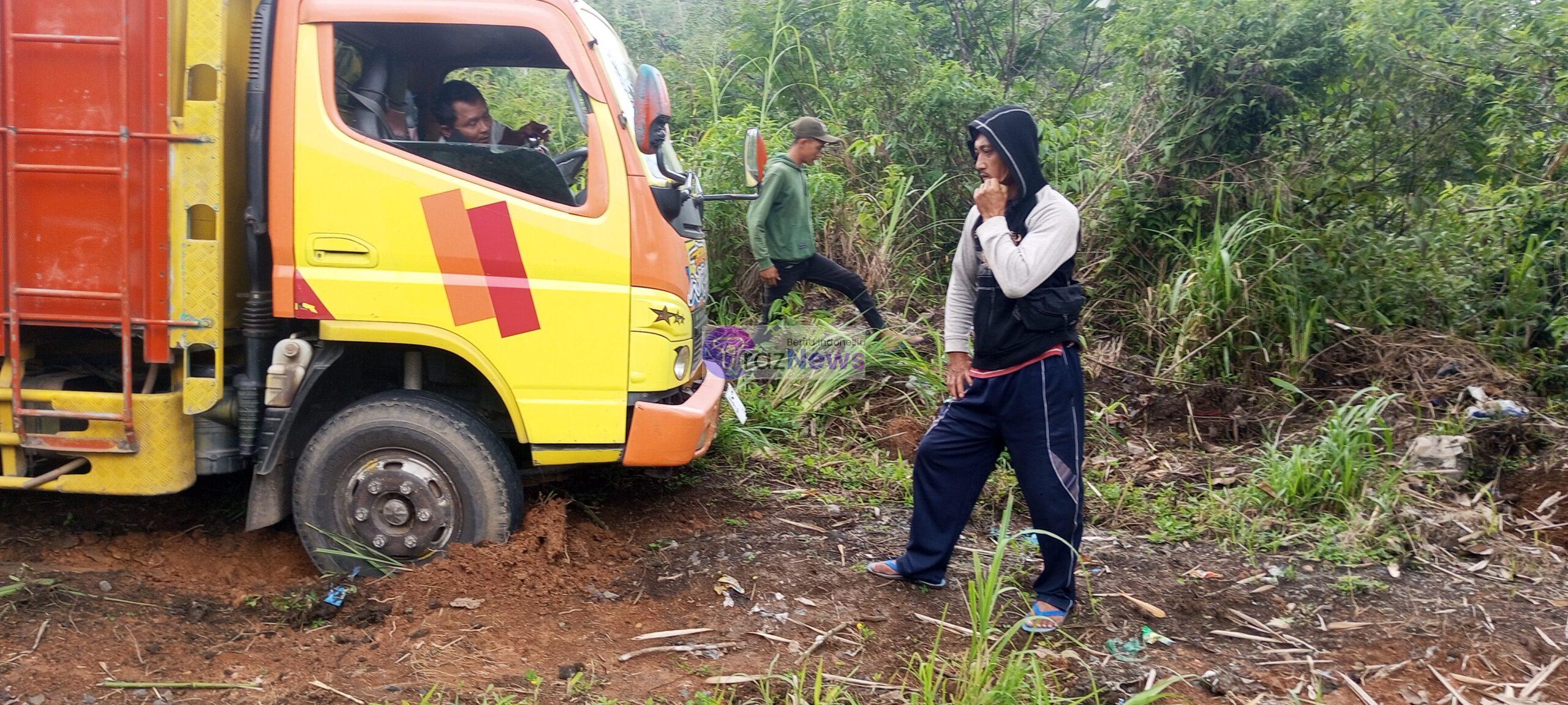 Pecah Ban Depan, Truck Muatan Bata Nyaris Masuk Jurang Tanjakan Giham.