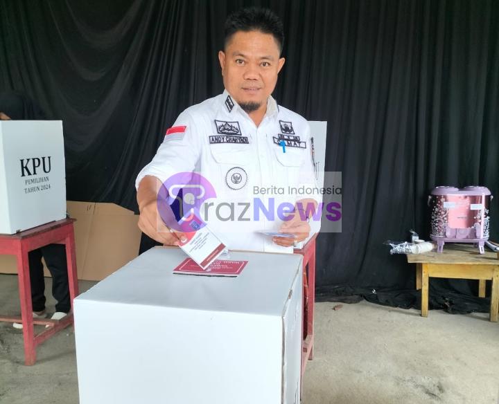 Camat Sekincau Andi Cahyadi Nyoblos di TPS 9 Kelurahan Sekincau.