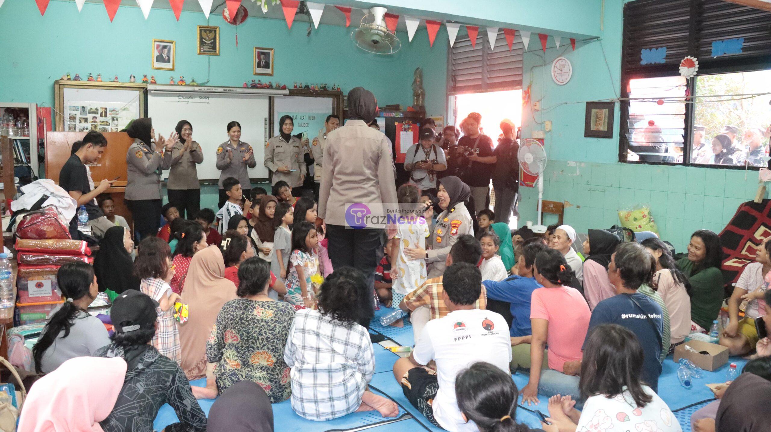 Polres Metro Jakarta Pusat berikan Trauma Healing untuk Korban Kebakaran  Di Kebon Kosong, Kemayoran