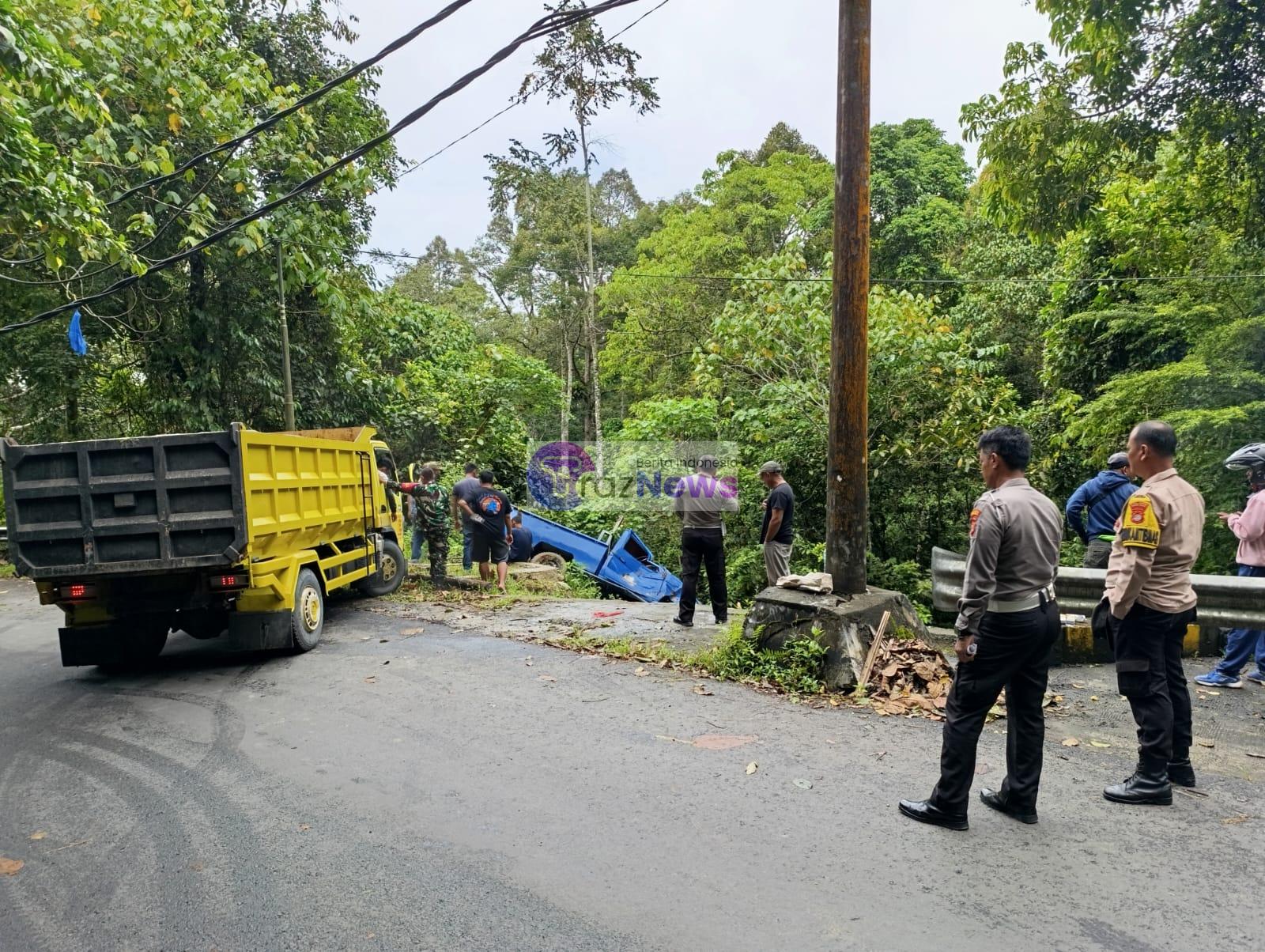 Sat Lantas Polres Pesisir Barat Bersama Warga Evakuasi Kecelakaan Tunggal di Jalan Lintas Barat Pal 9