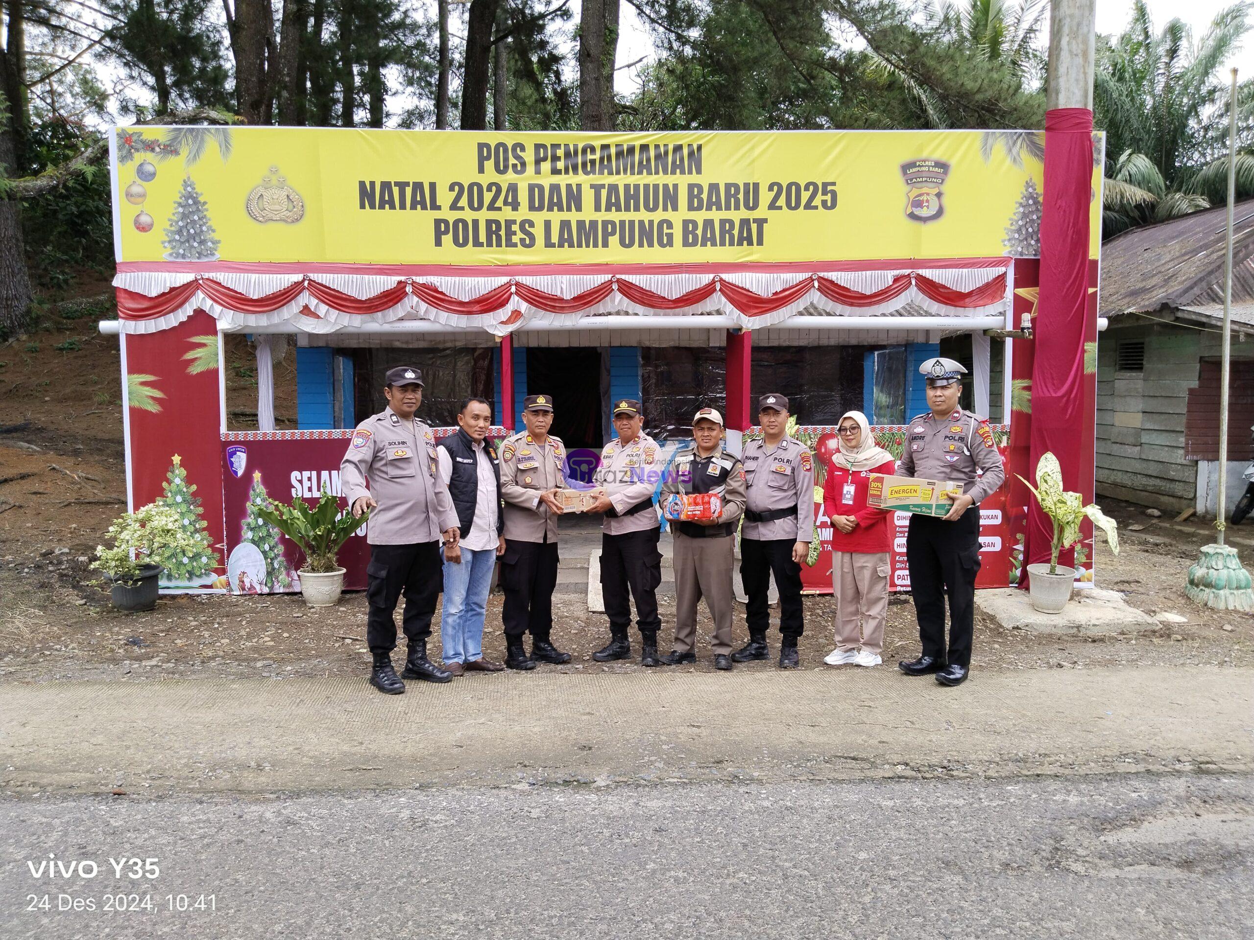 Kunjungi Pos Pam Pinus, Kapolsek Sumber Jaya Berikan Bingkisan Kepada Personel Yang Bertugas.