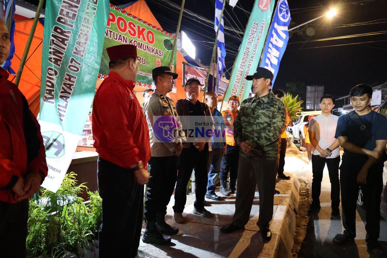 Kenakan Jaket Loreng, Pj.Bupati Nukman  Tinjau Pos Nataru Malam Hari.