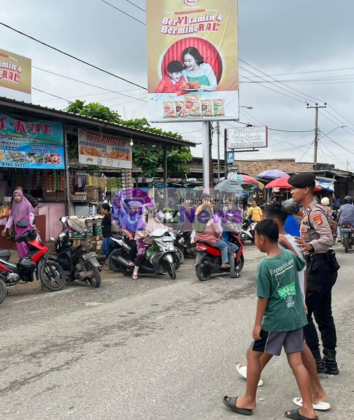 Polisi Hadir di Pasar Baru Way Kandis, Pastikan Keamanan Natal dan Tahun Baru