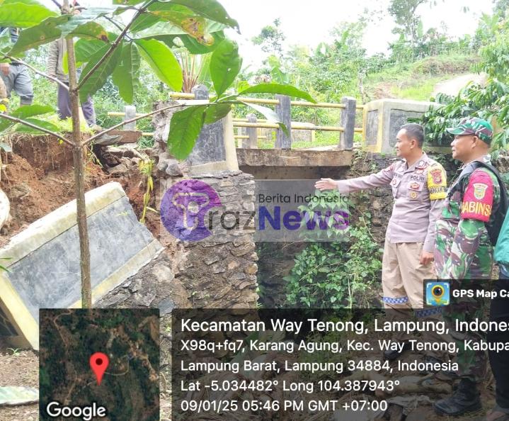 Bhabinkamtibmas Polsek Sumber Jaya Lakukan Pengecekan Jembatan Amblas Akibat Curah Hujan Deras