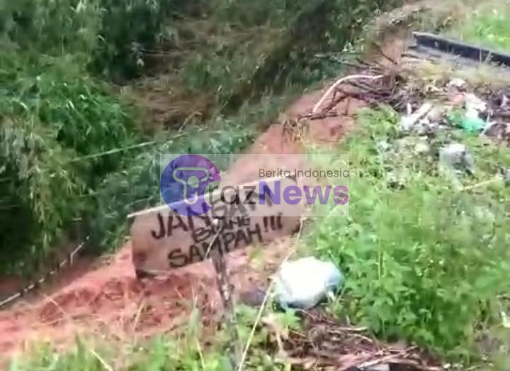 Tingginya Curah Hujan !! Plang Himbauan Jangan Buang Sampah di Tanjakan Giham Jalan Nasional Bukit Kemuning – Liwa, Nyaris Nyemplung Jurang.