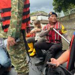 Brimob Polda Metro Jaya Evakuasi Warga Terdampak Banjir di Rawa Teratai, Jakarta Timur