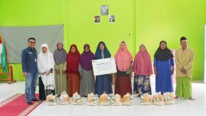 BRI Salurkan Bantuan Sembako Lewat Ponpes Al Ma’ruf ke Warga Kurang Mampu di Desa Sumber Jaya