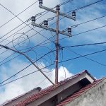 Tiang Listrik Berdiri di Dalam Rumah Warga, Pemilik Minta PLN Segera Dipindahkan
