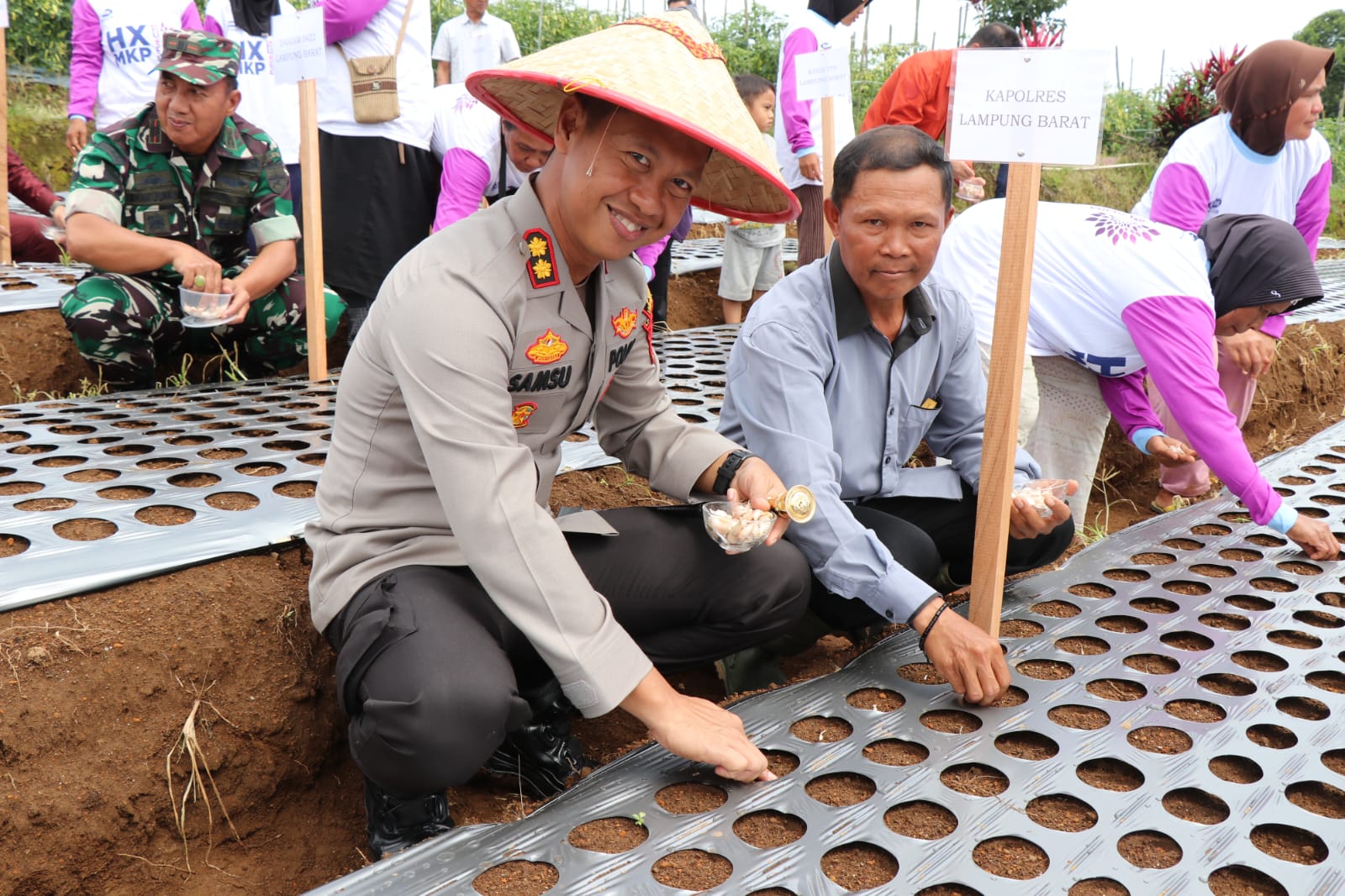 Kapolres Lampung Barat Bersama Forkopimda Luncurkan Penanaman Bawang  Putih di Sukau
