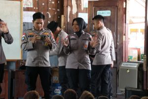 Hadirkan Keceriaan dan Edukasi Bagi Siswa, Satgas Damai Cartenz Gelar Bakti Sosial di SD Negeri Pomako 1