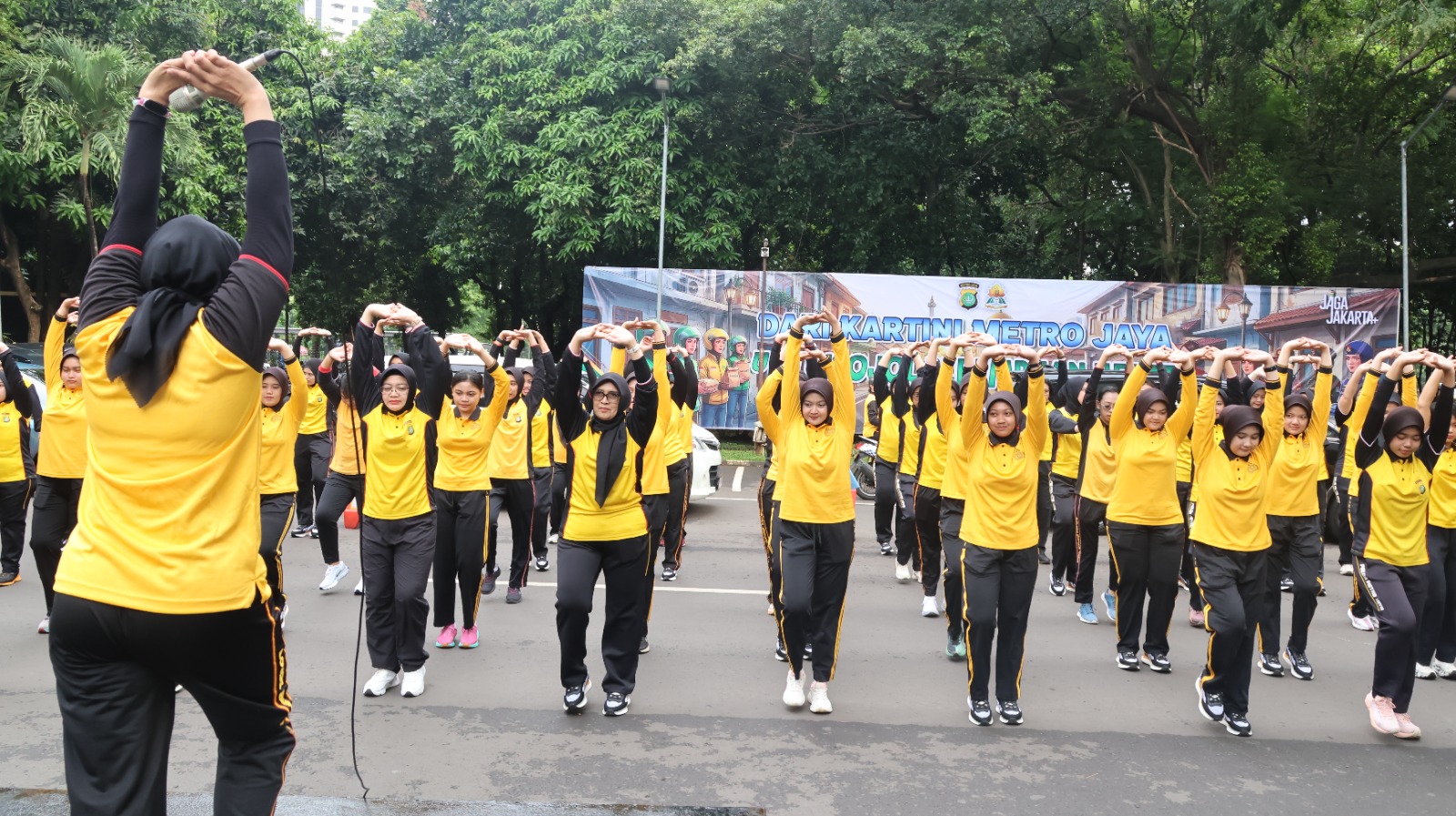 Polwan Polda Metro Jaya Rayakan Hari Kartini dengan Olahraga dan Aksi Bersih Lingkungan