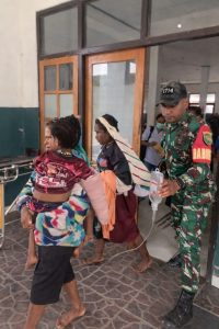 Koramil 1714-01/Mulia Menjadi Pelindung Rakyat Dampingi Evakuasi Korban Menuju RSUD Nabire