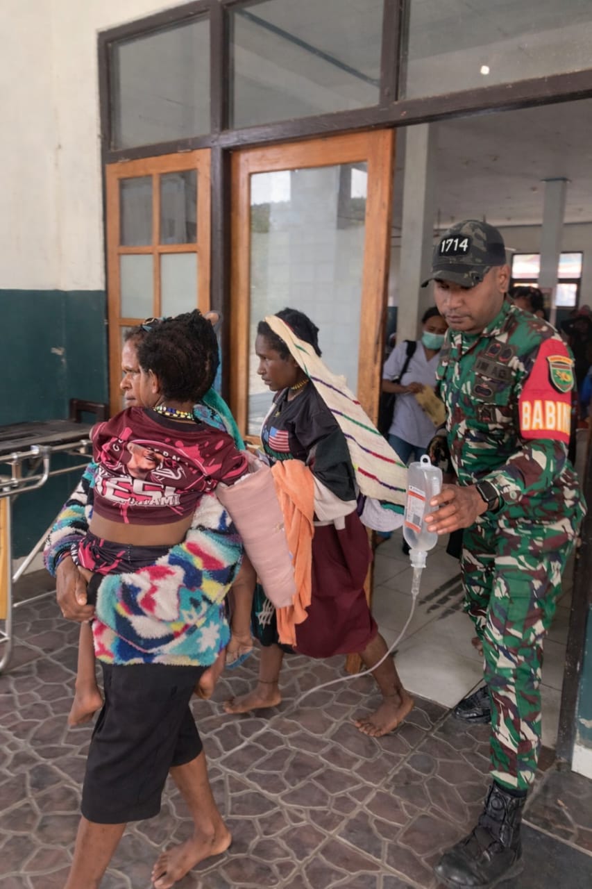 Koramil 1714-01/Mulia Menjadi Pelindung Rakyat Dampingi Evakuasi Korban Menuju RSUD Nabire